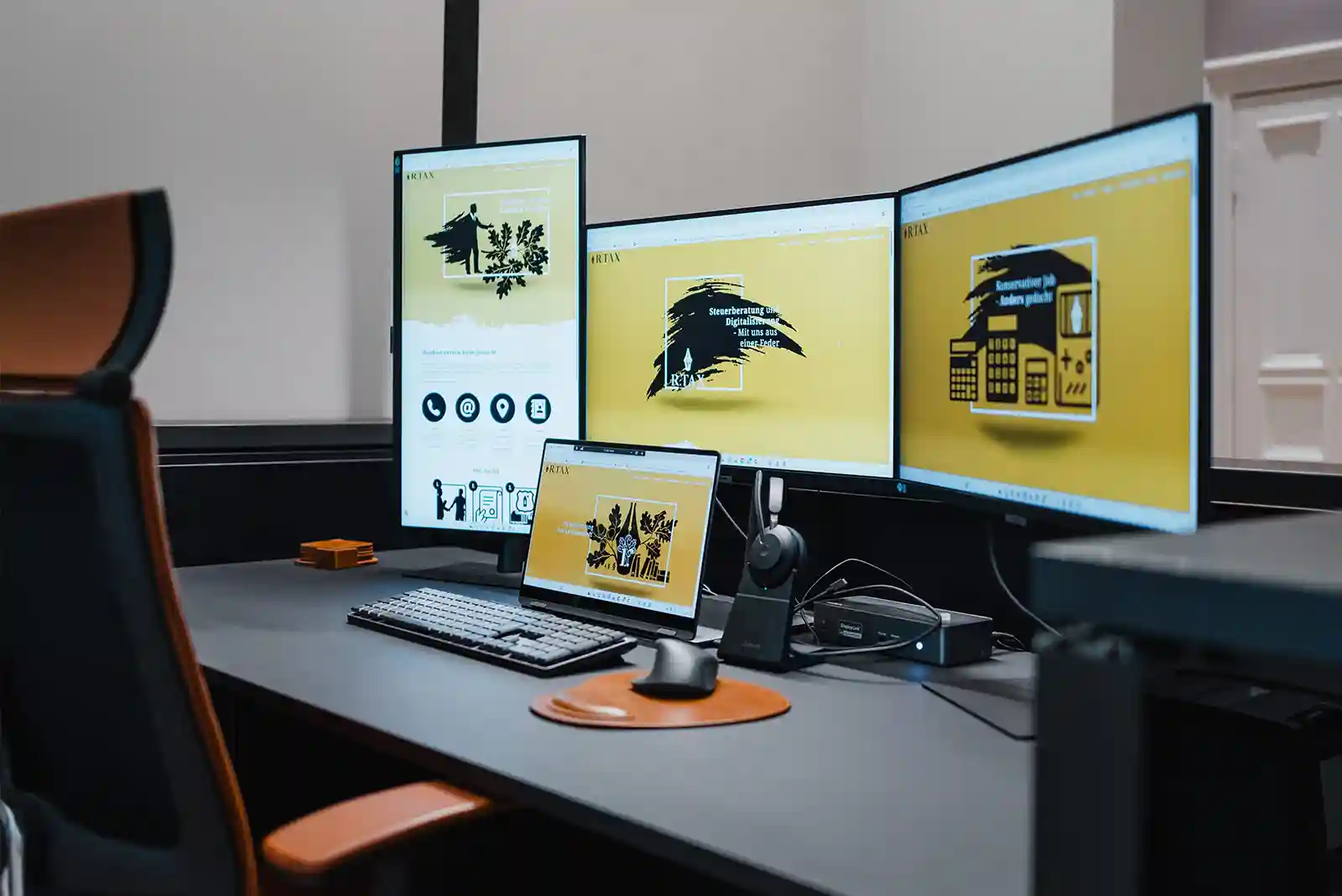 Ergonomischer High-End Arbeitsplatz bei R.TAX mit Multi-Monitor-Setup für digitale Steuerberatung in Berlin