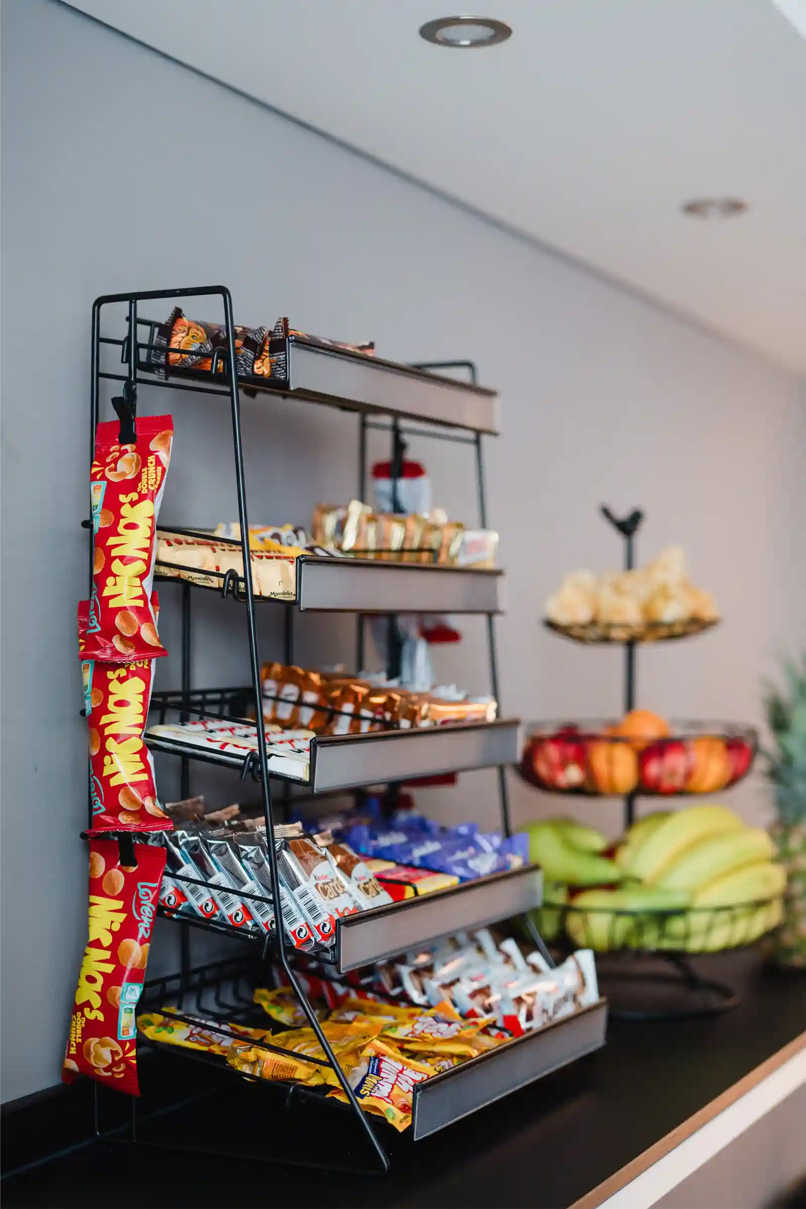 Reichhaltiges Snack-Regal in der Kanzleiküche von R.TAX Steuerberatung in Berlin
